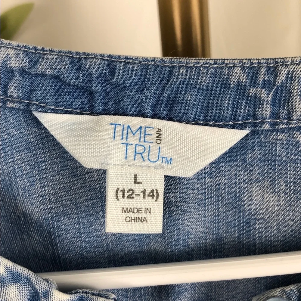 Time and Tru Washed Blue Denim-Look Button Front Bloused Sz L (T4)
